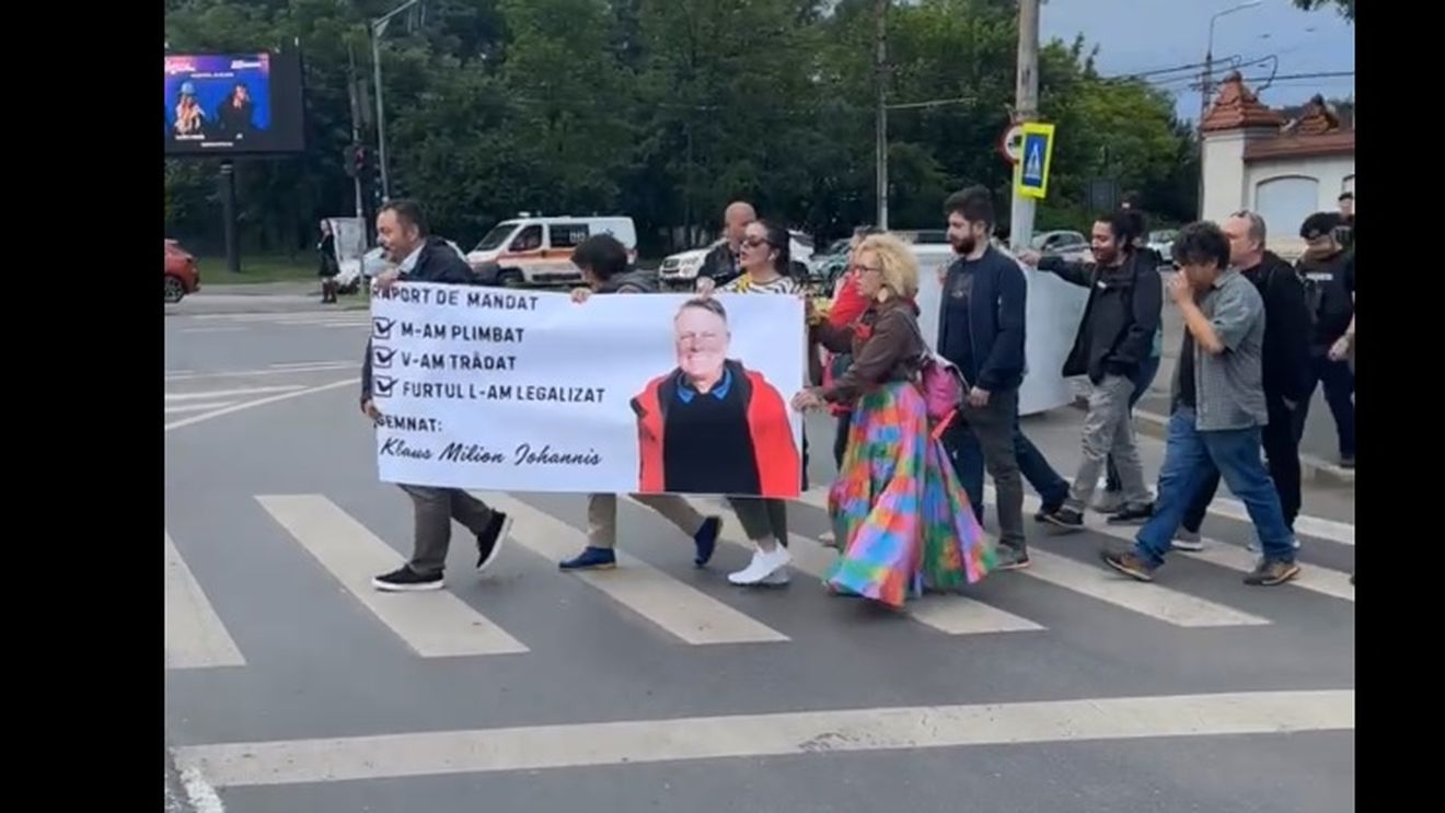 VIDEO Aproximativ 20 de protestatari au traversat în fața Palatului Cotroceni scandând: ”NATO, nu uita, Klaus Iohannis e o lichea”/ Erau însoțiți de 7 jandarmi care nu i-au lăsat să manifesteze în fața clădirii prezidențiale