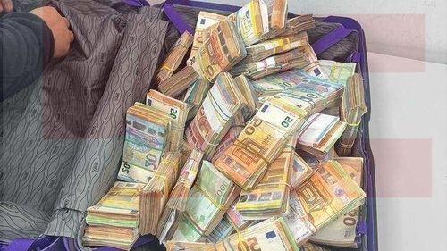 Bărbat reținut la Vama Sculeni în timp ce încerca să intre în Republica Moldova cu un geamantan plin cu jumătate de milion de euro/ Banii ar fi urmat să ajungă la candidații partidului susținut de fugarul Ilan Șor (surse)