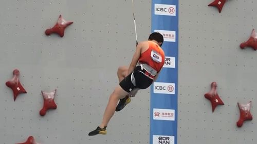 VIDEO: Spider-Man din China: Recordul mondial la escaladă a fost doborât de un sportiv de 16 ani