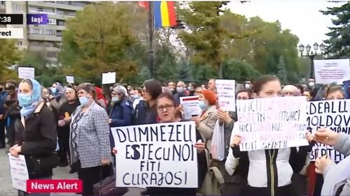 Aproximativ 200 de persoane au protestat în fața Mitropoliei cu mesaje ironice: Dacă sunt din Bârlad pot veni la Sfânta Cuvioasă Parascheva sau doar la Iulius Mall Iași am voie?
