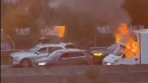 VIDEO Jaf spectaculos în Italia: un comando înarmat a atacat cu explozibili două vehicule blindate