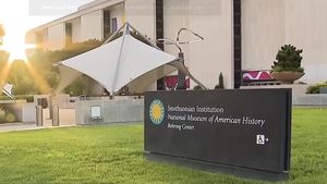 Trump a ordonat instalarea unor panouri în fața Muzeului Național de Istorie Americană al Smithsonian pentru a avertiza vizitatorii cu privire la „informațiile inexacte” prezentate în muzeu