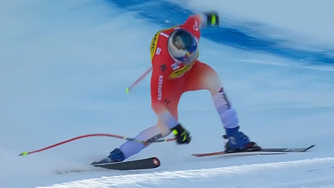 VIDEO Schiorul Marco Odermatt a evitat o căzătură la 100 de kilometri pe oră la Stelvio, după ce i s-a declanșat accidental airbagul