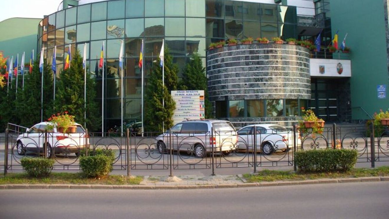 Cei aproape 800 de angajați ai Primăriei Alba Iulia, supuși unui audit după schimbarea puterii locale. Problema: lipsa de organizare a departamentelor și a personalului