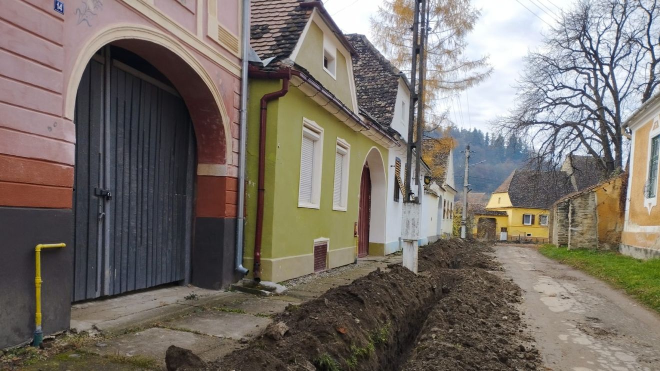 Lucrările de modernizare a rețelei electrice, oprite în Biertan: localitatea din Sibiu e sit UNESCO și săpăturile ”ar putea aduce posibile deteriorări” / ”Sper să găsim o soluție care să afecteze cât mai puțin peisajul satului nostru”
