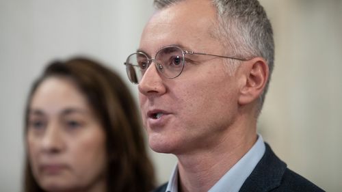 Deputatul USR Stelian Ion: Pe lângă dobânzile percepute ilegal de cămătari, vor fi confiscate și sumele de bani împrumutate în cadrul activității de camătă / România are nevoie de legi clare și ferme împotriva cămătăriei, nu de portițe care să protejeze infractorii