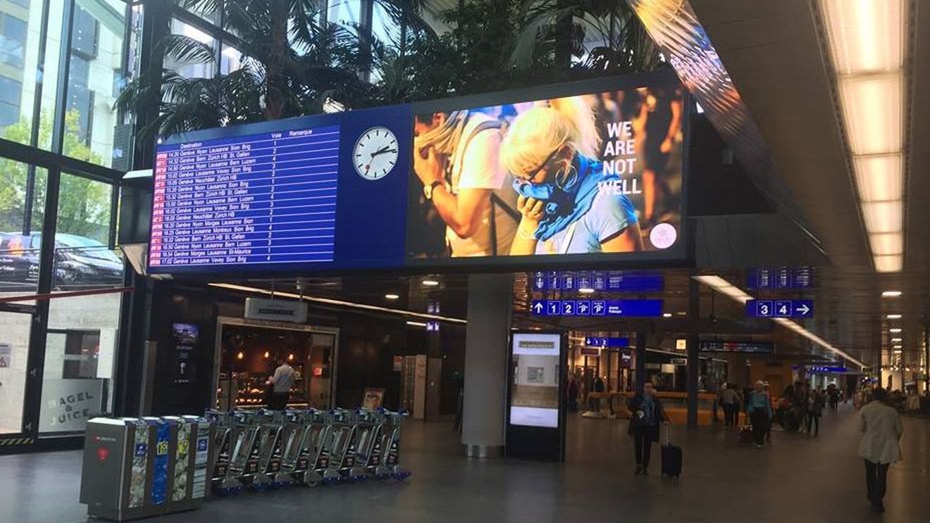 Imagini cu reprimarea violentă a mitingului din 10 august rulează pe ecranele publicitare din aeroportul din Geneva, unde își are sediul Înaltul Comisar ONU pentru Drepturile Omului