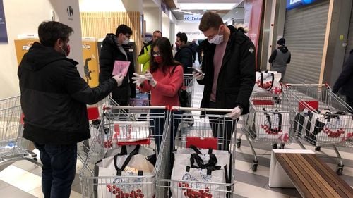 FOTO Cumpărături la ușa ta. Vârstnicii, bolnavii și părinții singuri din București și Ilfov pot apela la voluntari ca să le aducă la ușă cumpărăturile