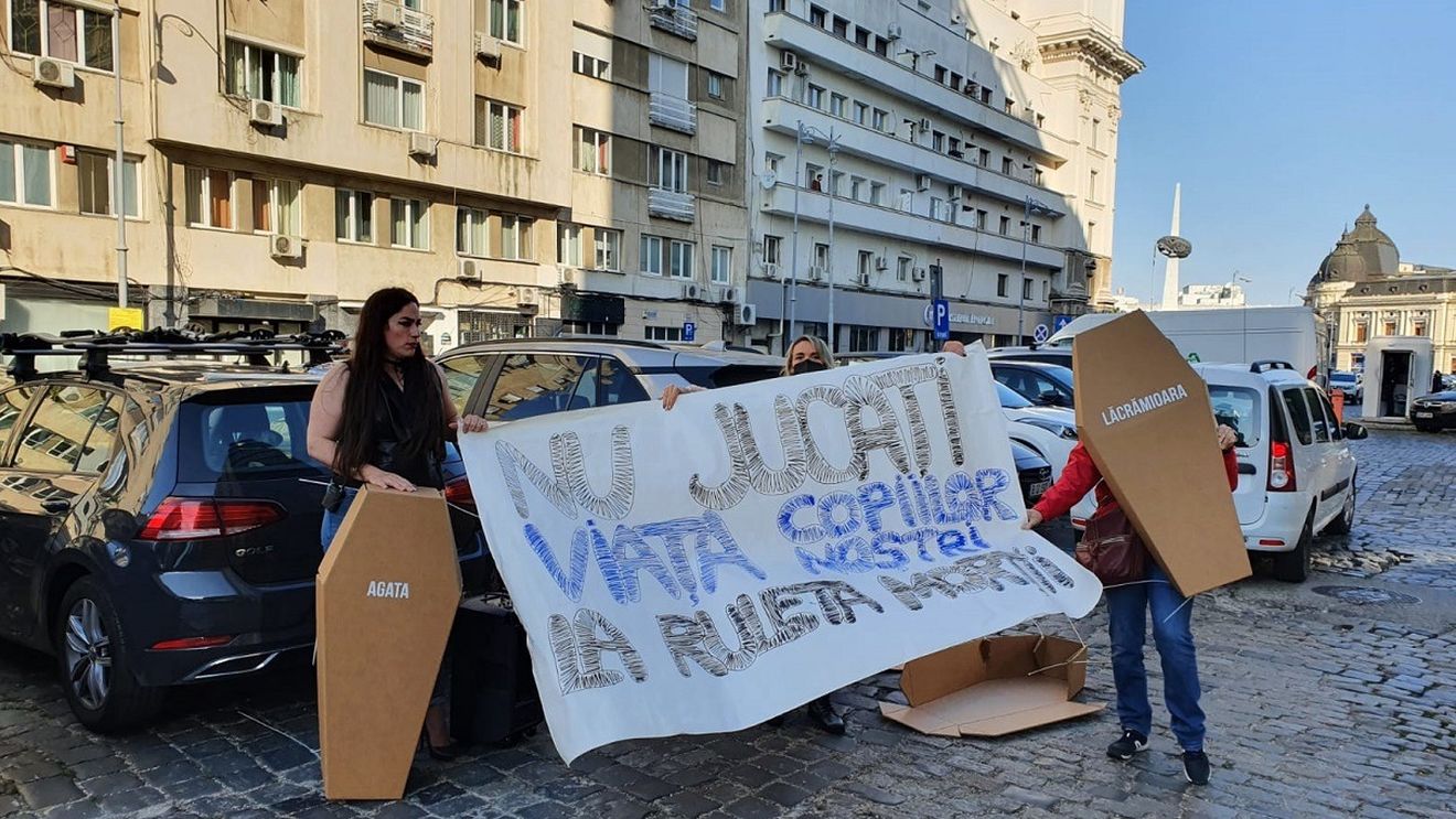 Părinți nemulțumiți de decizia de a menține școlile deschise peste rata de incidență de 6 la mie protestează la Ministerul Sănătății