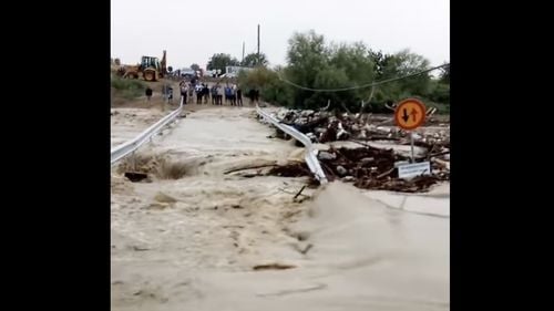 VIDEO Vrancea: Viitură pe Râul Putna, la Vadu Roşca / Rampele podului provizoriu au fost distruse
