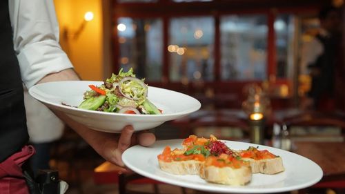 ”Un ospătar face 20-30 de km pe zi într-o sală de 50 de metri pătrați” / Burnoutul în industria ospitalităţii - abordat în premieră de specialişti, la Balvanyos