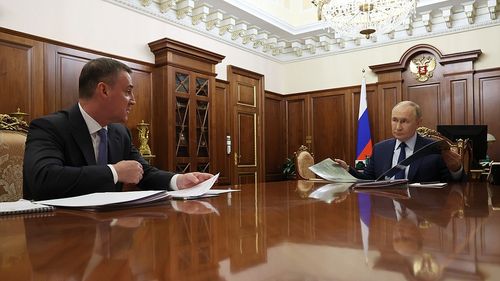 Misteriosul „Pal Laici” dă un nou suflu zvonurilor despre sosia lui Putin. Un viceprim-ministru l-a numit pe președintele Rusiei cu un alt nume, iar încercările Kremlinului de a ascunde această scăpare au eșuat