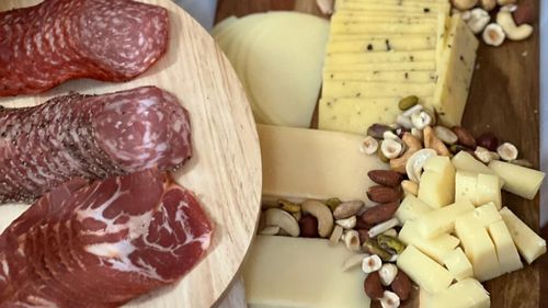 Aromele de fum, scoase din uz / Brânza și brânzeturile, carnea, peștele și icrele pot fi puse pe piață până în 2029 / „În general, alimentele afumate prezintă probleme de sănătate” – Comisia Europeană