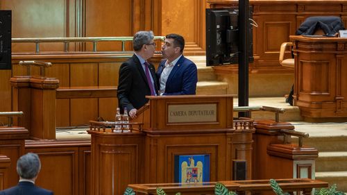 VIDEO George Simion l-a îmbrâncit în Parlament pe ministrul Energiei și i-a urlat în față ”Ești un hoț!” / Președintele de ședință: ”Pentru prima oară în istoria parlamentarismului, un ministru este agresat fizic”