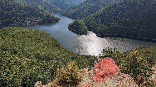 FOTO și VIDEO Imagini spectaculoase din munții Gilăului / Lacul Tarnița văzut de la Piatra lui Lucaci, o formațiune stâncoasă de aproximativ 10 metri, care oferă o panoramă impresionantă