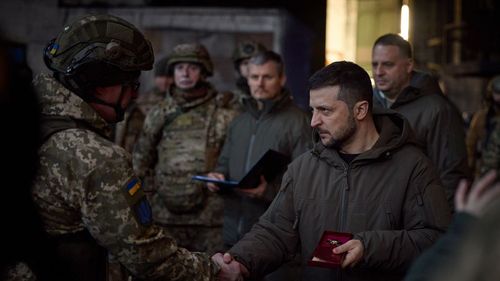 Vizita lui Zelenski la Bahmut arată contrastul dintre el și Putin - New York Times