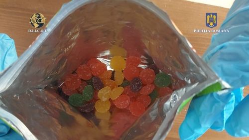 Un român cu domiciliul în SUA a fost reținut în cazul fetiţei de 3 ani care a ajuns la spital intoxicată cu canabis / Bărbatul ar fi livrat jeleuri cu THC la inaugurarea unui salon cosmetic