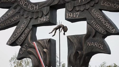 Primele exhumări ale victimelor masacrelor din Volhynia marchează un "punct de cotitură" în relaţia Polonia-Ucraina