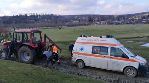 O ambulanță a fost blocată în noroi, în județul Vaslui. A fost nevoie de tractorul primăriei pentru ca medicii să ajungă la pacienta COVID-19