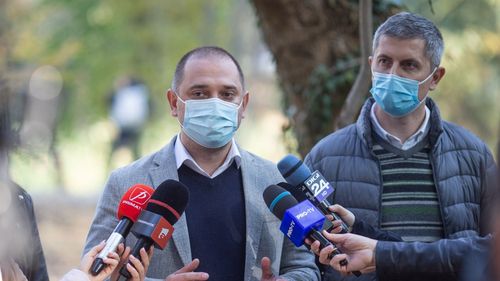 Primarul Sectorului 2, Radu Mihaiu, a anunțat că va face sesizare la Protecția Consumatorului privind 1.000 de contracte încheiate de asociaţii de proprietari cu operatorul de salubritate