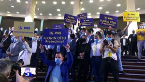 Deputatul Florin Roman acuză că susținătorii lui Orban au rupt perdelele de la cabinele de vot