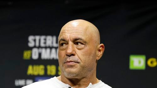 Joe Rogan nu mai are cel mai popular podcast. A fost depășit de cel al unei organizații progresiste și anti-Trump