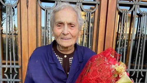 Italianca de 103 ani, prinsă de poliție cu permisul suspendat: ”În curând îmi voi lua o Vespa” / ”Nu m-am căsătorit niciodată. Mi-am dat seama că femeia trebuie să îl servească pe bărbat zi și noapte, așa că am spus gata”