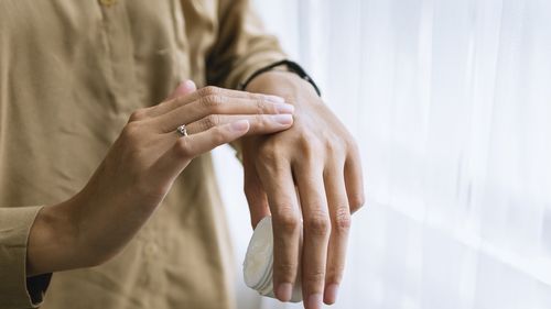 Femeie din Bistriţa-Năsăud cercetată penal pentru că ar fi vândut ilegal creme cu clorură de mercur amoniacală / O persoană care a folosit-o s-a intoxicat şi a ajuns la spital