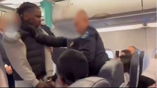 VIDEO Un fost jucător de la Genoa, lovit și scos în cătușe dintr-un avion / Stephane Omeonga voia să ajungă în Israel și a refuzat să coboare din avion la escala din Italia