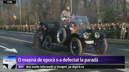 VIDEO Momenul în care o mașină de epocă se strică la paradă și este împinsă de soldați