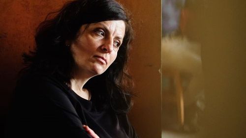 Cristina Lazurca, învățătoare: Tocitul comentariilor s-a împământenit din 1990 încoace, când niște autori și niște editori și-au dat seama că pot câștiga bani scutindu-i pe elevi de a citi operele din programă