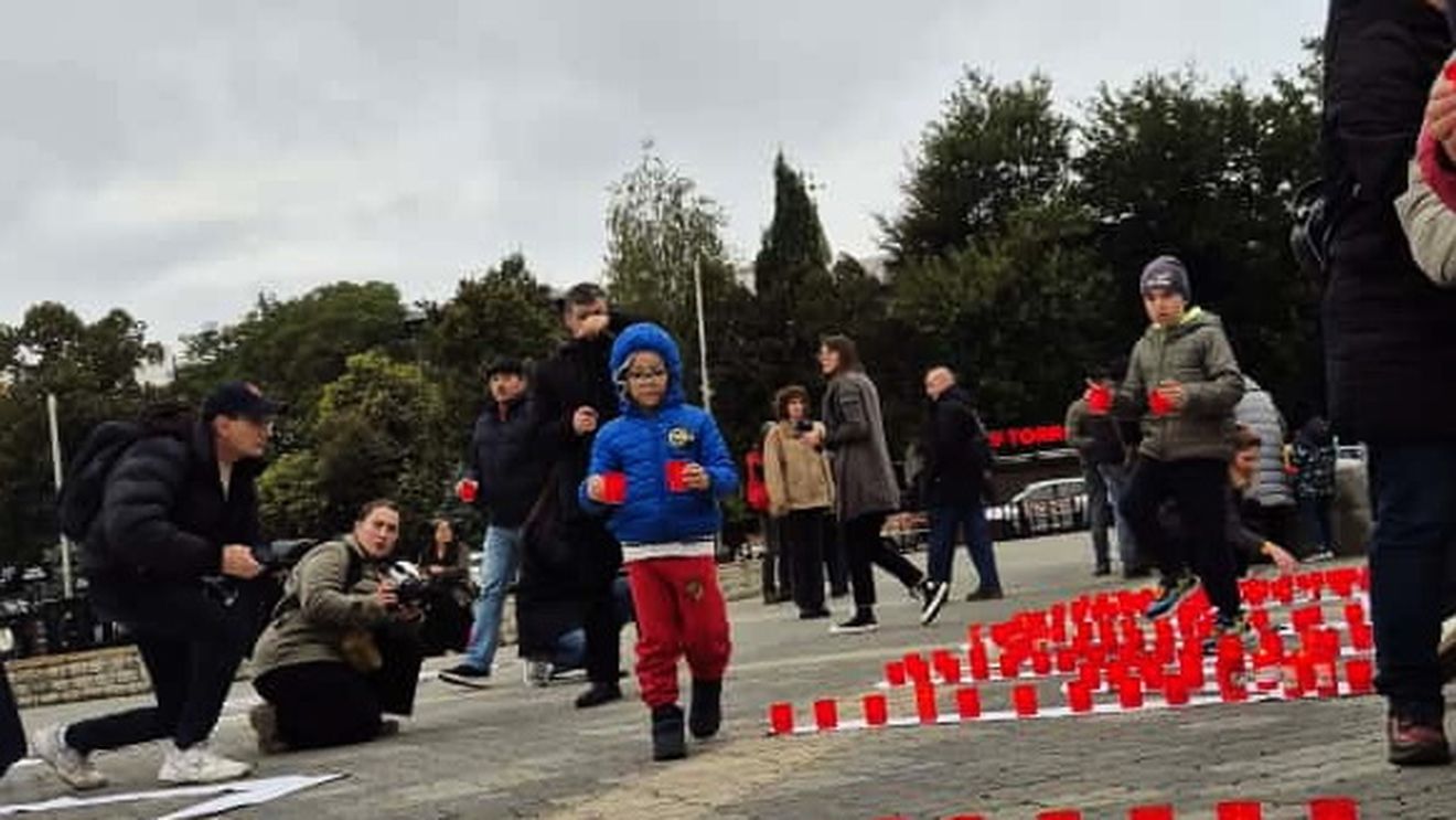 GALERIE FOTO Peste 100 de persoane au ținut un moment de reculegere la Iaşi pentru copiii morți la Spitalul ”Sfânta Maria” / ”Neam ucis de nosocomiale”, mesajul scris din candele la evenimentul organizat la inițiativa Declic și RESET