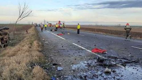 Accident grav în Vrancea soldat cu 2 morți și 11 răniți, după ce un microbuz și un autoturism s-au ciocnit frontal
