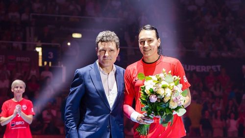 Nicuşor Dan, după ce a participat la Gala Neagu, unde a aruncat de la 7 metri: Am jucat handbal, dar nu aveam lipici pe minge / Împreună cu foşti sportivi de performanţă trebuie să facem o strategie pe mulţi ani