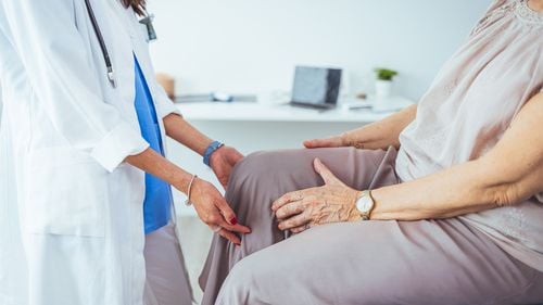 #MediciBuni Dr. Anca Drăguţescu, MedLife: ,,O testare pentru screeningul osteoporozei este foarte utilă în planificarea strategiei de prevenție la toate femeile în postmenopauză”