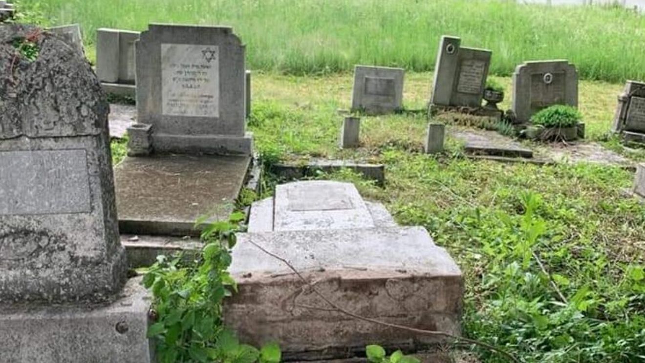 Cimitirul evreiesc din Bacău a fost profanat, simboluri naziste au apărut pe 18 morminte 
