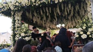 Circa 32.000 de persoane au participat la Sfânta Liturghie organizată la Iași de sărbătoarea Sfintei Cuvioase Parascheva / IPS Teofan a premiat trei familii de preoţi care au câte 10, 11 şi 12 copii
