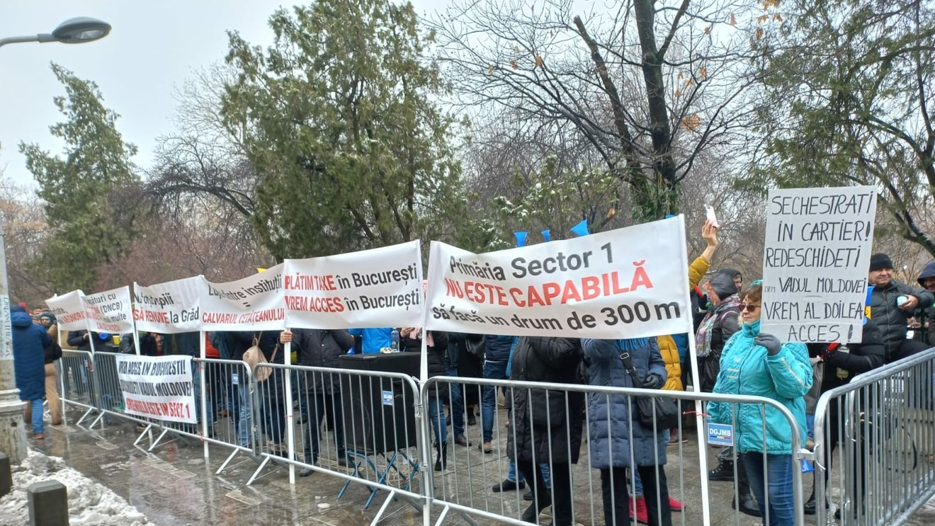 FOTO Zeci de locuitori ai cartierului Greenfield au protestat în fața Primăriei București pentru deschiderea drumului forestier / UPDATE Nicușor Dan: Direcția Silvică Ilfov se opune. Voi solicita o întâlnire cu conducerea Romsilva