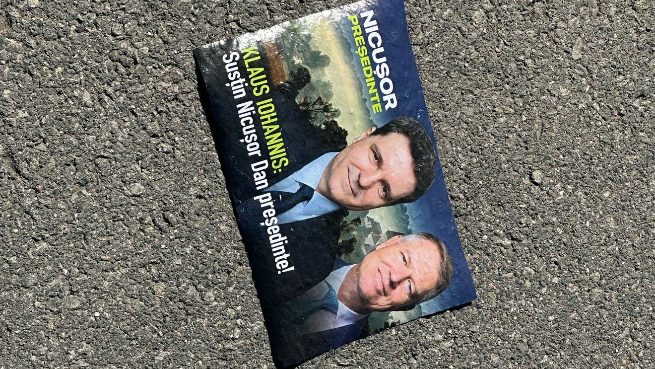 UPDATE Fluturași cu lozinca „Klaus Iohannis: Susțin Nicușor Dan președinte!” au apărut în București / Fostul președinte are un grad de încredere extrem de scăzut, iar orice asociere cu acesta are potențial dăunător / Echipa de campanie a lui Nicușor Dan va sesiza BEC