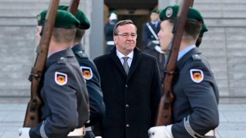 Ministrul german al apărării îl compară pe Putin cu Hitler