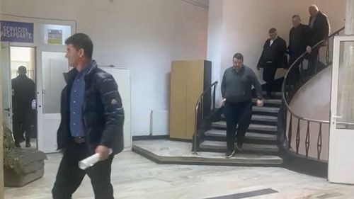 VIDEO Angajații Prefecturii Gorj au ieșit în fața clădirii după noul cutremur de 4, 3 înregistrat vineri