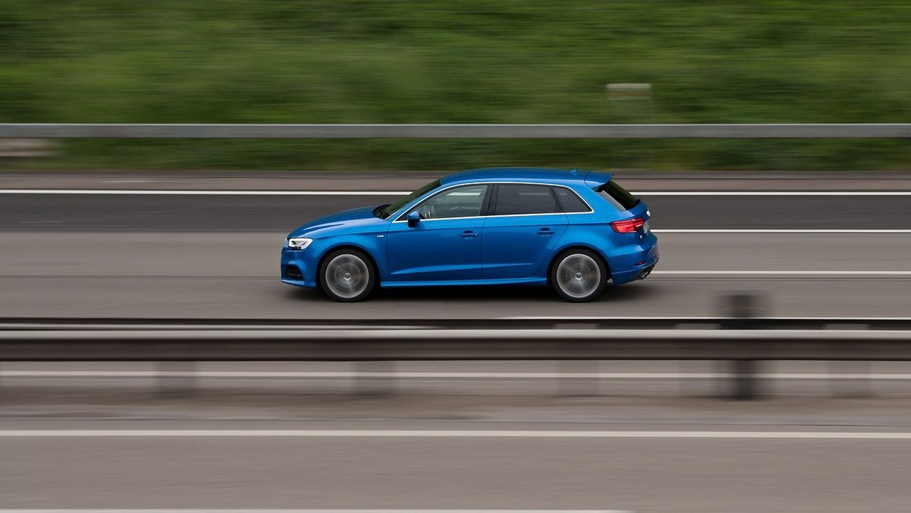 Ministrul transporturilor din Turcia a fost amendat după ce s-a filmat circulând cu 225 km/h pe autostradă