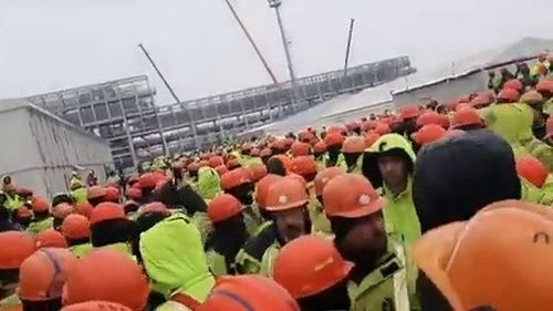 VIDEO Grevă spontană la un mare șantier din Rusia după ce veniturile angajaților s-au prăbușit din cauza scăderii rublei