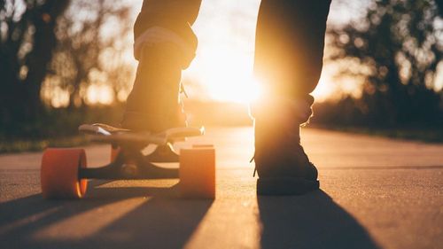 Un elev din Brașov și-a conceput propriul skateboard electric / ”Puteam să-mi iau și eu o trotinetă și ieșeam mult mai ieftin, dar nu era la fel de original”