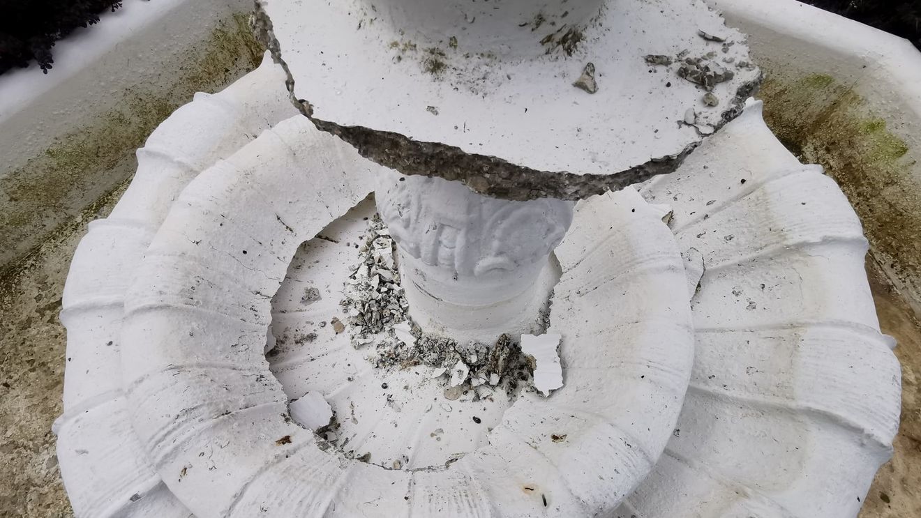 Fântână arteziană distrusă într-un oraș din Arad după ce câţiva tineri s-au urcat pe ea pentru un selfie