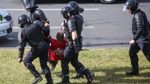 Opoziția din Belarus intenționează să facă presiuni pentru eliberarea protestatarilor arestați/ Emmanuel Macron cere UE solidaritate față de manifestanți