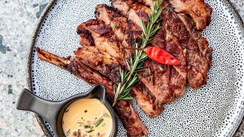 Bărbații chiar mănâncă mai multă carne decât femeile, nu este o impresie, arată un studiu/ "Noi suntem carnivori. Bărbații mănâncă precum niște sălbatici"