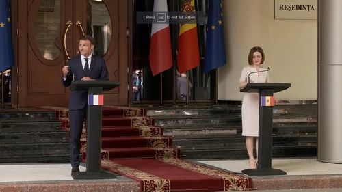 VIDEO Emmanuel Macron și Maia Sandu, conferință comună de presă, la Chișinău / Maia Sandu: Aderarea la UE e opțiunea strategică de a rămâne parte a lumii libere / Macron: Nu trebuie să disociem Moldova și Ucraina în perspectivele pe care le oferim
