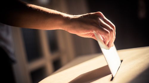 Precizările BEC, despre alegeri: La alegerile locale, alegătorul poate vota doar în comuna, oraşul, municipiul sau sectorul unde are domiciliul / Cine poate vota cu urna mobilă la alegerile locale şi europarlamentare 2024
