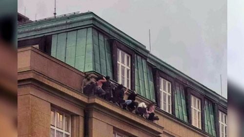 Masacrul din Praga. Studenții au sărit de la etaj și s-au ascuns printre statui pentru a scăpa